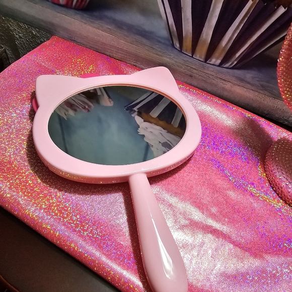 Hello Kitty Handheld Mirror! - Picture 4 of 6